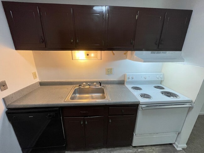 Building Photo - Perfectly located, quiet apartment complex just south of UNC, for graduate / med students - Inclu...