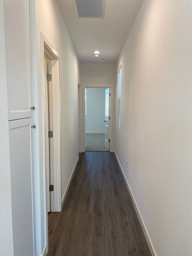 Building Photo - LIKE NEW!  3 BEDROOM, 2 BATH HOME FOR RENT