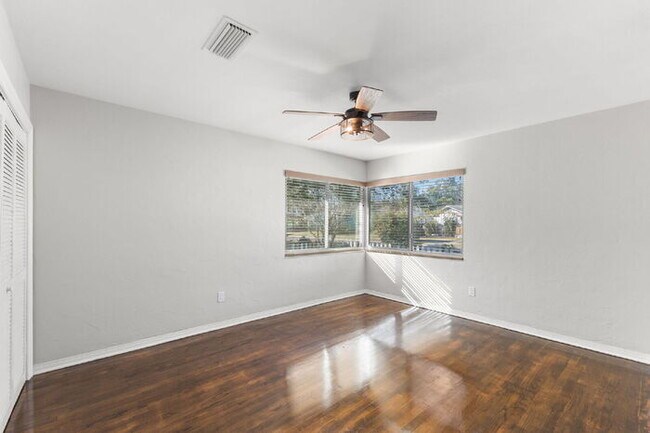 Building Photo - "Charming 3-Bed, 2-Bath Oasis in the Heart...