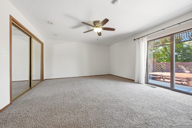 Building Photo - Beautiful Executive Level Rental on Golf Course
