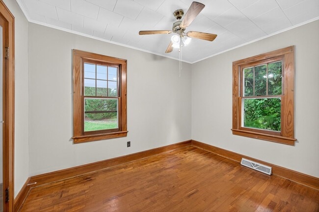 Building Photo - 2 Bedroom, 1 Bathroom House in Madison!