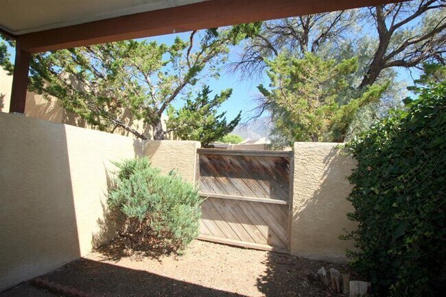 Building Photo - 830 Live Oak Rd NE