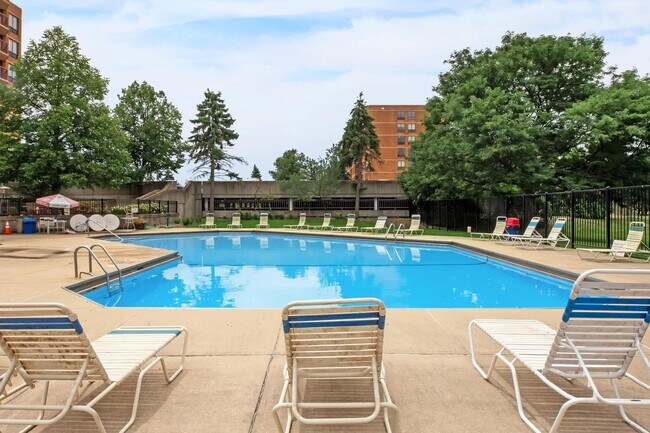 Building Photo - 5915 Meadow Dr