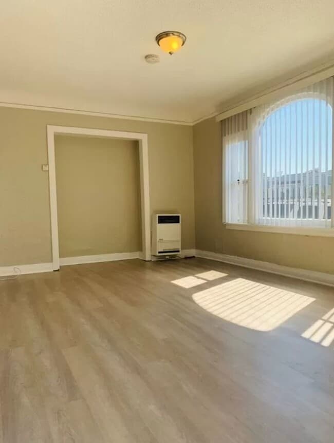 Interior Photo - 727-729 W 74th St