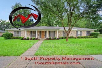 Building Photo - 2205 Woodhillcrest Dr