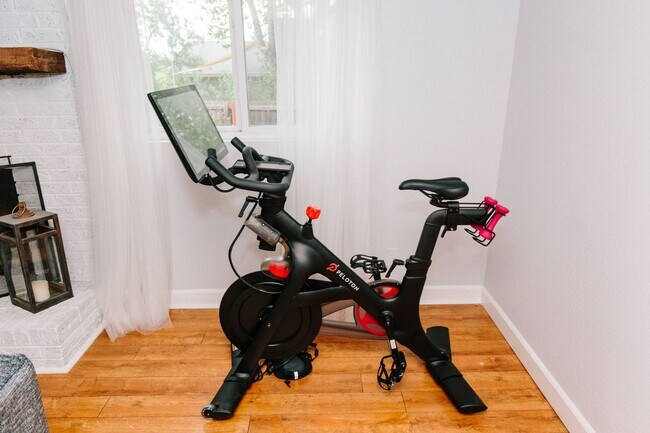 Building Photo - Charming 5-Bedroom Home in Club Crest