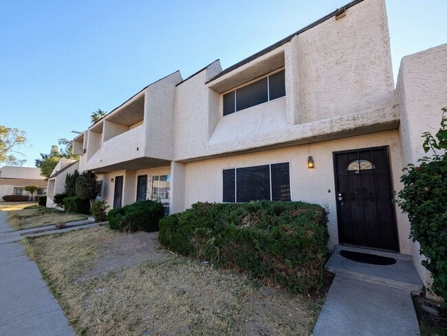 Building Photo - 2233 W Farmdale Ave