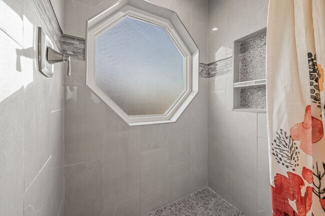 Building Photo - Stunning 4 bedroom with two bonus spaces, ...