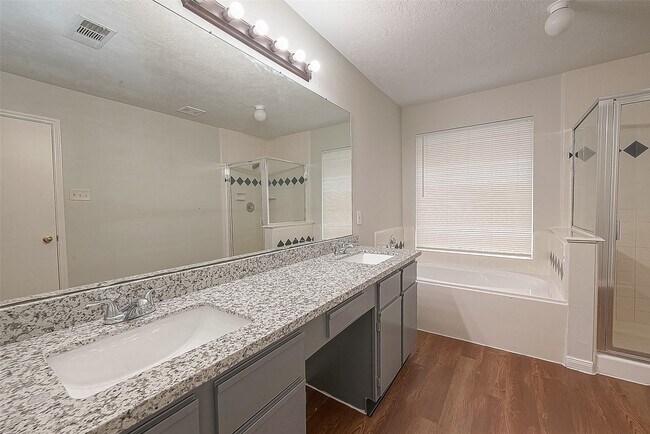 Building Photo - 17523 Coventry Oaks Dr