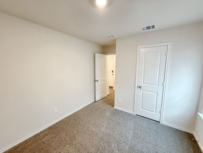 Building Photo - 4/2 in Sweetwater Springs Community, Sherman