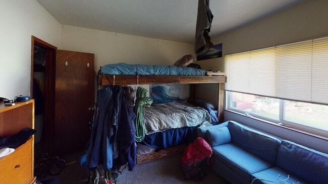 Building Photo - 3 Bedroom 2 Bathroom Home Available July