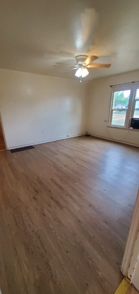 Building Photo - 423 3rd St W