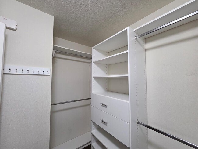 Building Photo - 11842 Silverlake Park Dr