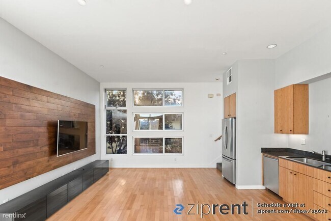 Building Photo - 2 br, 2 bath Townhome - 2910 Mandela Pkwy,...