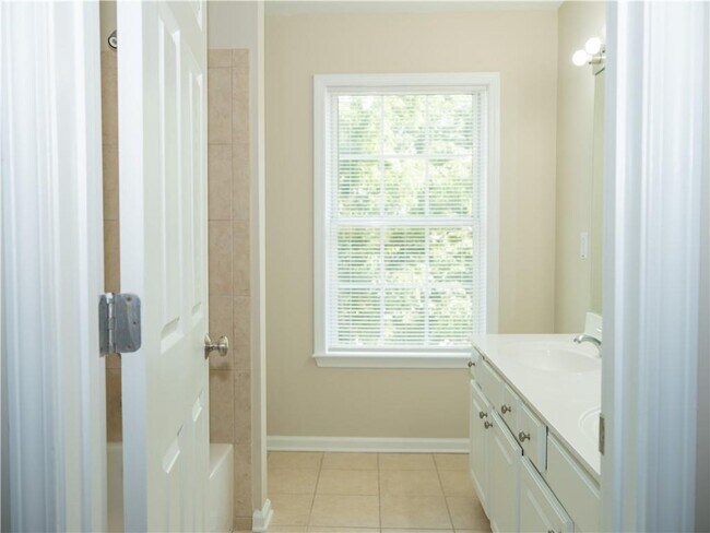 Building Photo - 663 Prada Ct NE