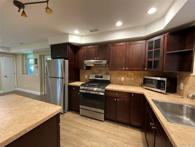 Building Photo - 328 E Broadway