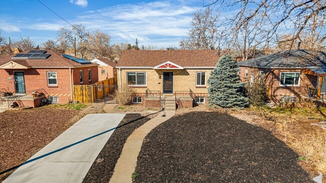 Building Photo - Available NOW! 3 Bedroom 2 Bath Beautiful Home in Sunny Side!