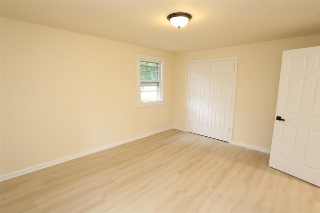 Building Photo - 20 Pineview Rd