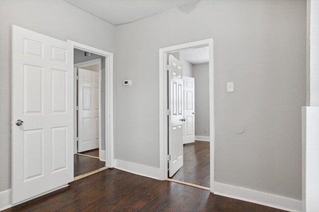 Building Photo - 923 W Victory Dr