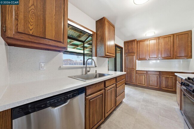 Building Photo - 1930 Sunshine Dr