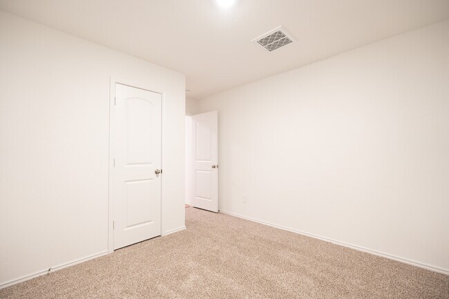 Building Photo - 14914 Timber Pnes Dr