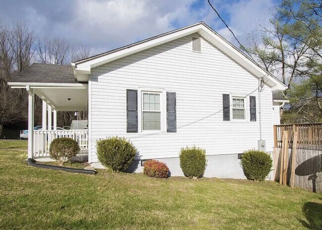 Building Photo - Small Cottage in quiet neighborhood.
