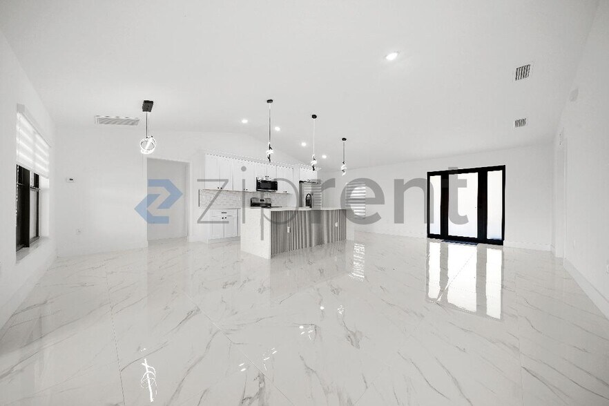 Building Photo - 4117 NE 16th Ave