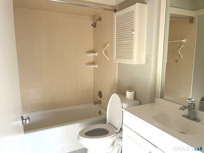 Building Photo - 725 Heritage Vlg