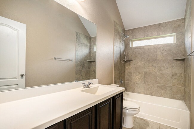 Building Photo - Gorgeous 5 Bdrm, 3 Bath with Open Layout, ...