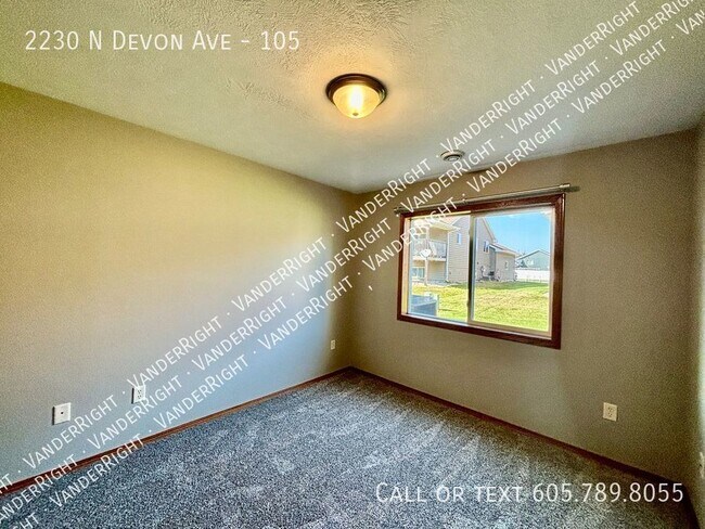 Building Photo - 2230 Devon Ave