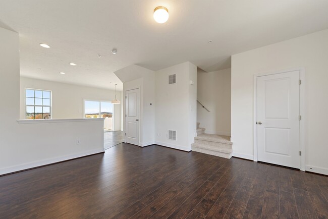 Building Photo - End Unit- 3 Bedroom Townhouse!