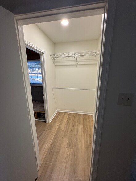 Building Photo - 114 Woodglen Dr