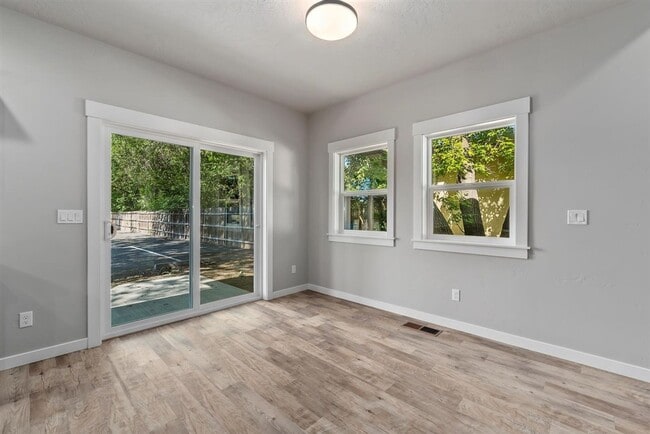 Building Photo - ? MOVE IN SPECIAL! ? $99.00 1st month rent...