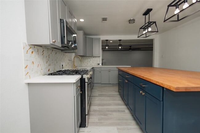 Building Photo - 2202 4th St