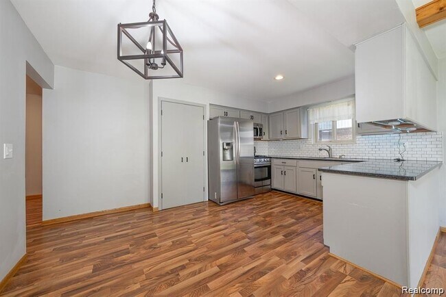 Building Photo - 41415 Harvard Dr
