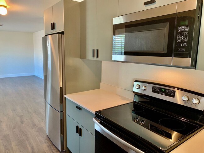 Building Photo - Remodeled & Stunning 2/1 Duplex in South A...