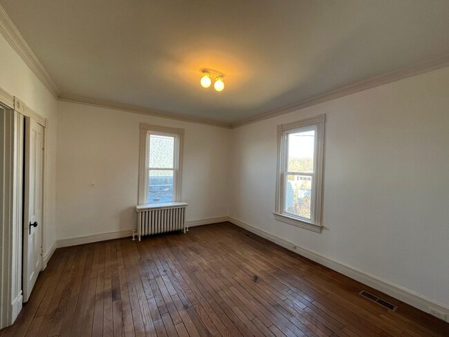 Building Photo - Breathtaking River Views!