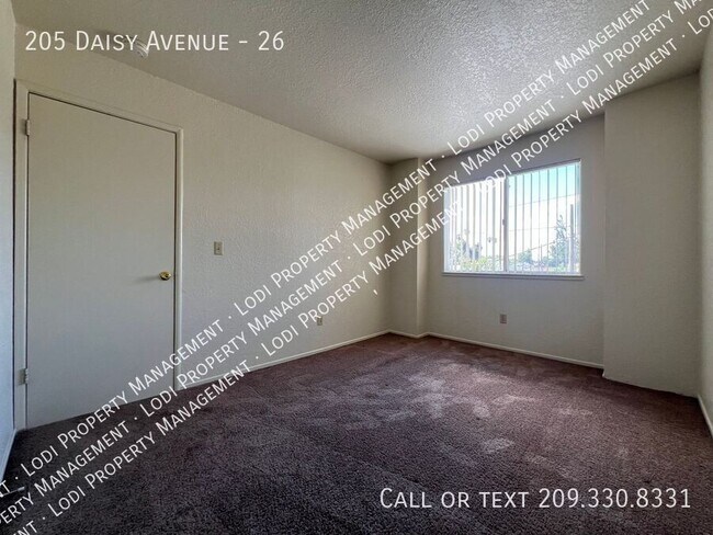 Building Photo - 205 Daisy Ave