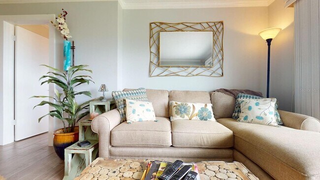 Building Photo - 1120 N Shore Dr NE