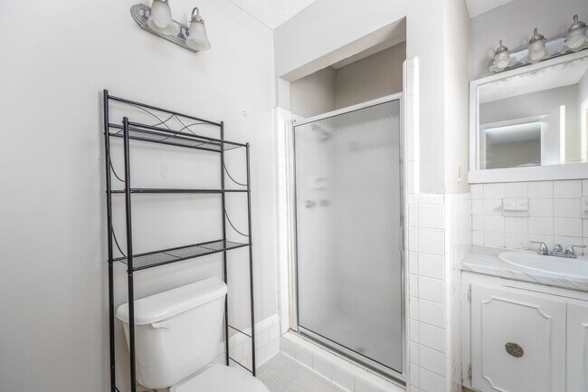 Building Photo - Move in Ready!!3 Bedroom 2 Bath Home in Le...