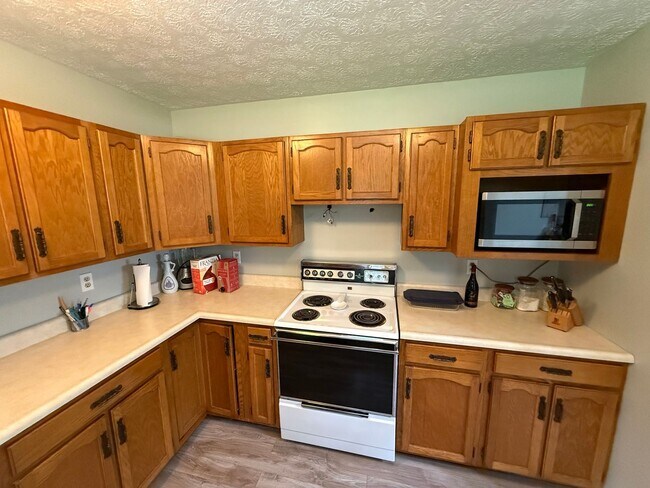 Building Photo - Beautiful 2 Bedroom in Secluded Area