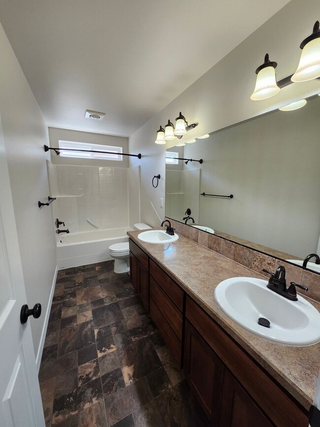 Building Photo - 1/2 off First Month's Rent- South Richland Location, 3 bed, 2.5 ba + Bonus Room