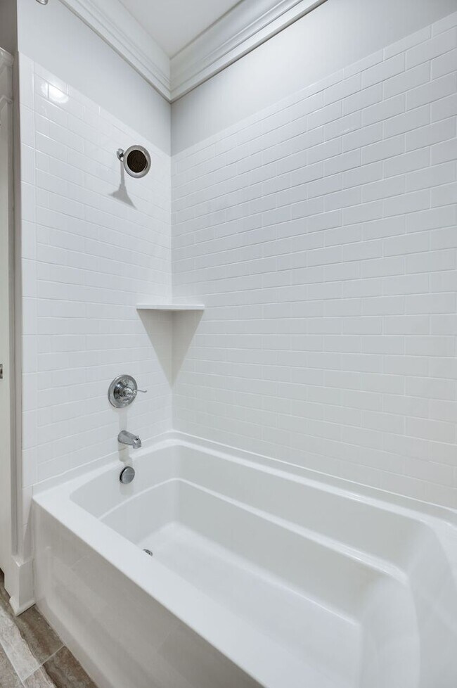 Building Photo - Stunning 4BE/3.5BA home in the heart of Green Hills!