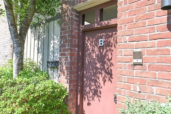 Primary Photo - Stylish Townhouse in Prime Location – Walk...