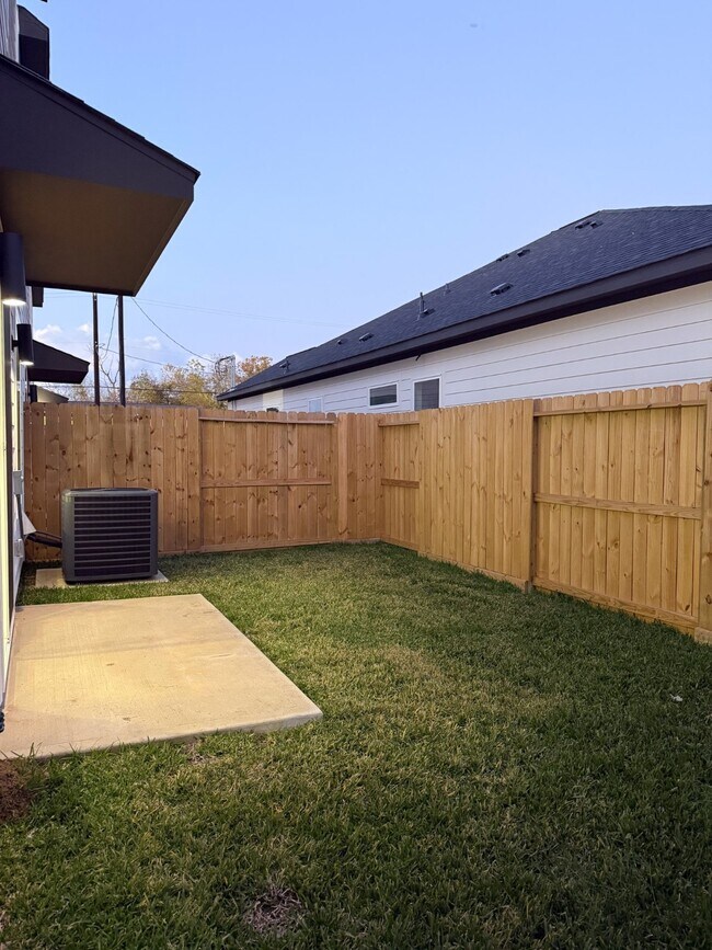 Building Photo - 9005 Comal St