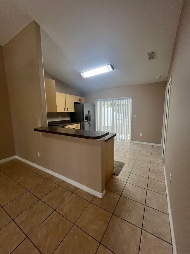 Building Photo - Charming 2 bedroom, 2 bathroom dulplex loc...