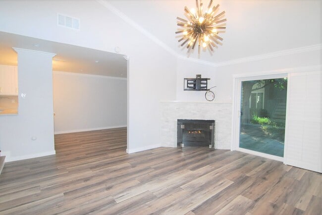 Building Photo - Stunning Fully Remodeled Condo in Costa Mesa