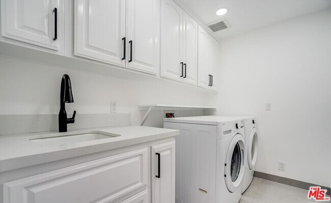 Building Photo - 15851 Mulholland Pl