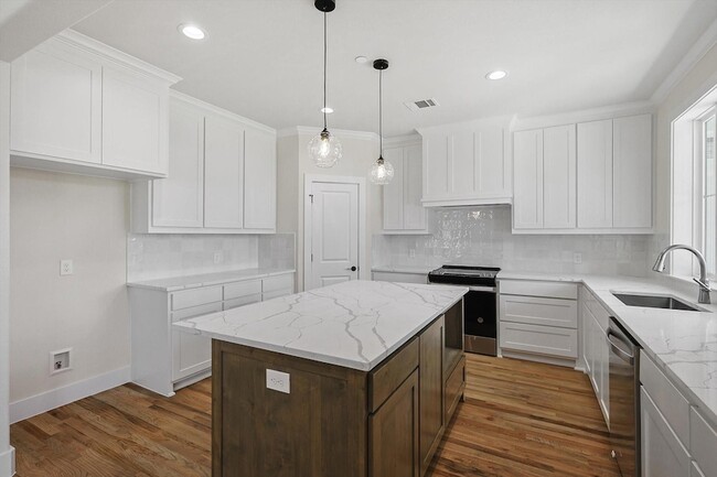 Building Photo - 510 Woodside Trl