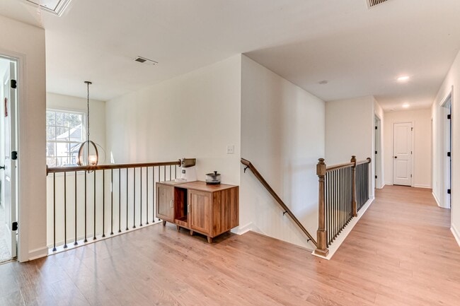Building Photo - Two Story home in Quaker Knoll! Ready now !
